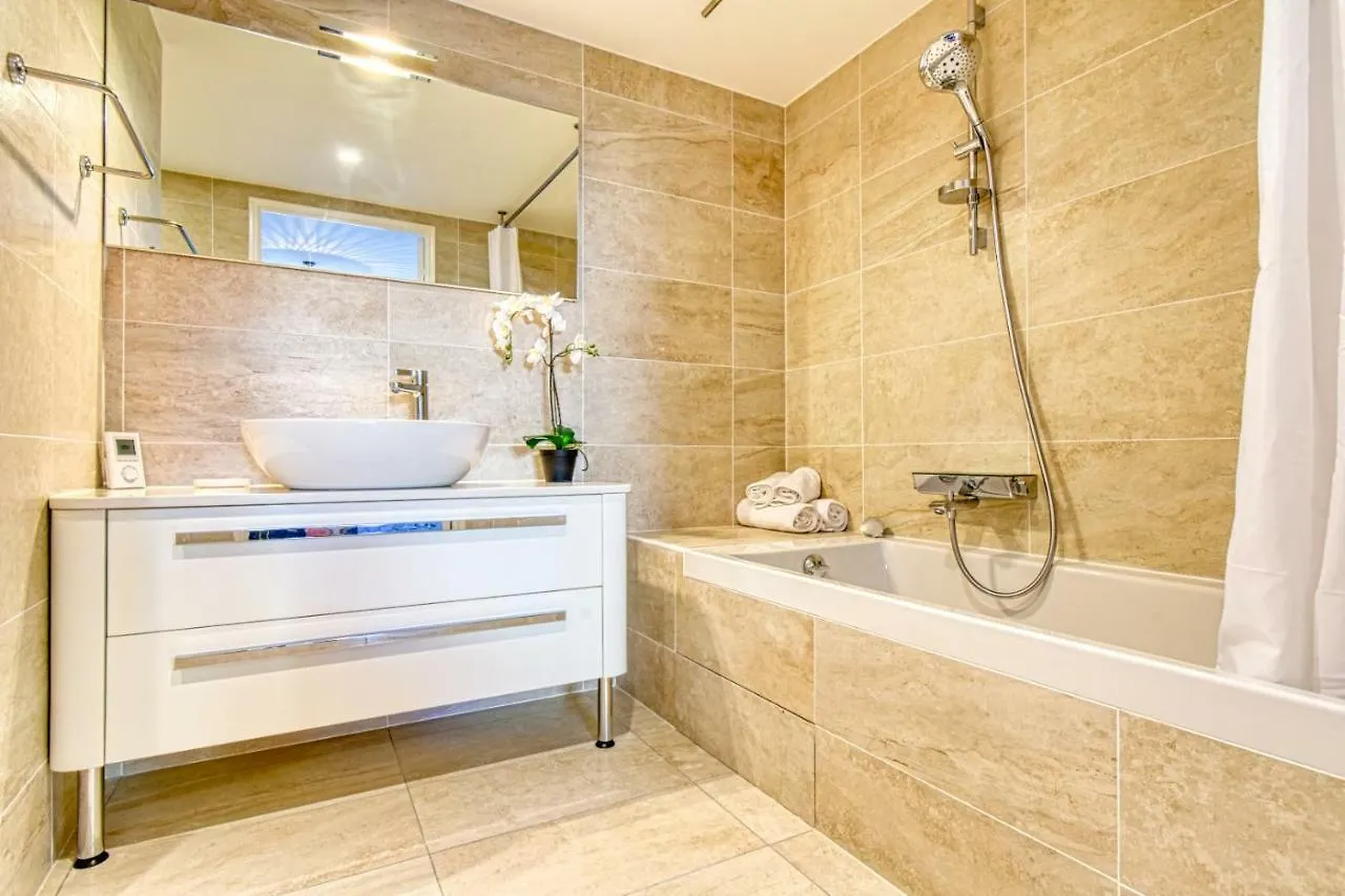 Nice Apartment With Private Garden, Pool & Parking Cannes Francia