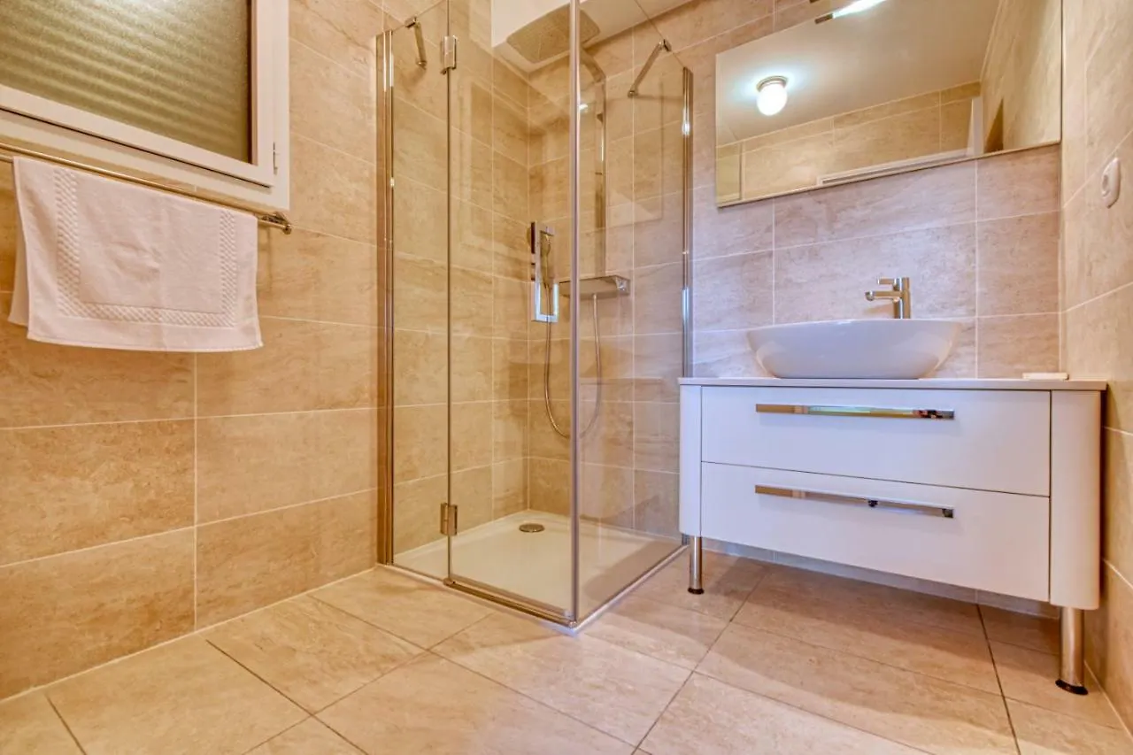 Nice Apartment With Private Garden, Pool & Parking Cannes